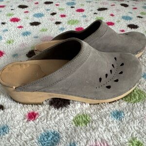 Sandgrens Gray Suede Clogs with Cutout Design size 40